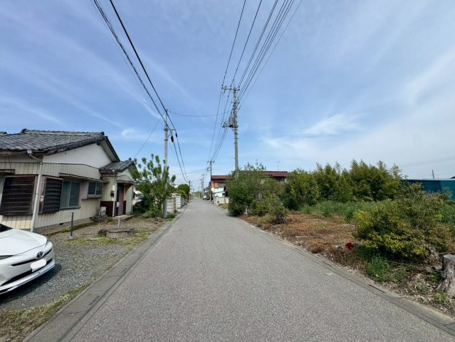 -三丁目不動産-　深谷市中瀬　売地の前面道路含む現地写真