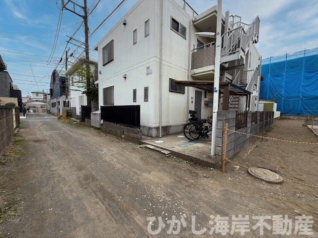 平塚市黒部丘　売地　全３区画の前面道路含む現地写真|4月13日撮影　解体中　現地外観