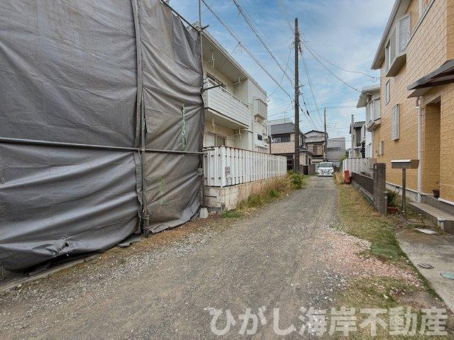平塚市黒部丘　売地　全３区画の前面道路含む現地写真|4月13日撮影　解体中　現地外観