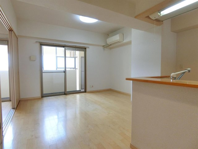 ロイヤルタワー花畑駅前の居間・リビング|同物件の別号室のお部屋です。現況を優先とします。