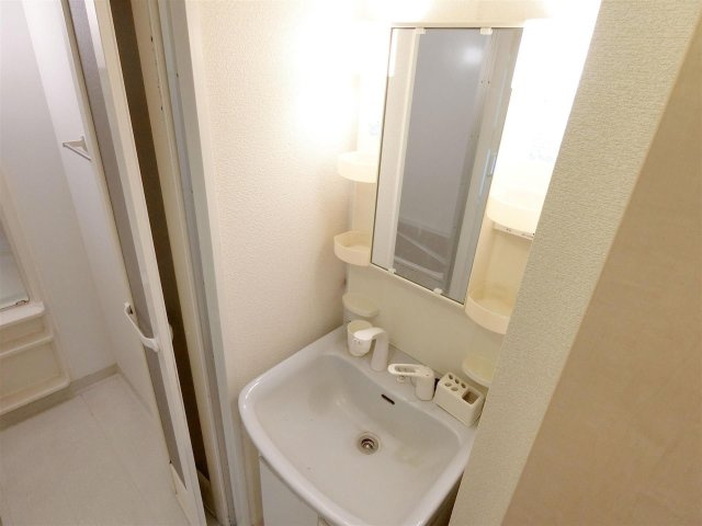 ロイヤルタワー花畑駅前の独立洗面台|同物件の別号室のお部屋です。現況を優先とします。