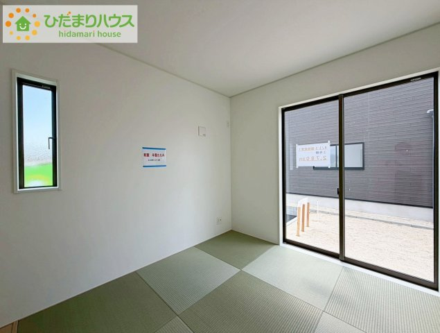 いわき市平第21　新築戸建　1号棟の和室|扉を閉じれば来客用のお部屋として。開いて広い空間を作れば、お子様の遊び部屋として使えます！