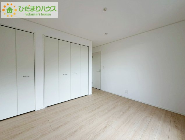 いわき市平第21　新築戸建　1号棟の寝室|バルコニーに面していて、たっぷり光りの入る明るい主寝室です！