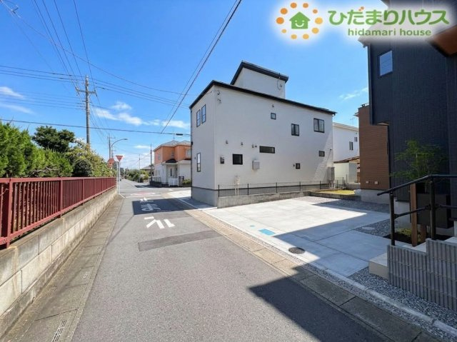 鴻巣市吹上本町2丁目　新築一戸建て　ブルーミングガーデン　01の前面道路含む現地写真
