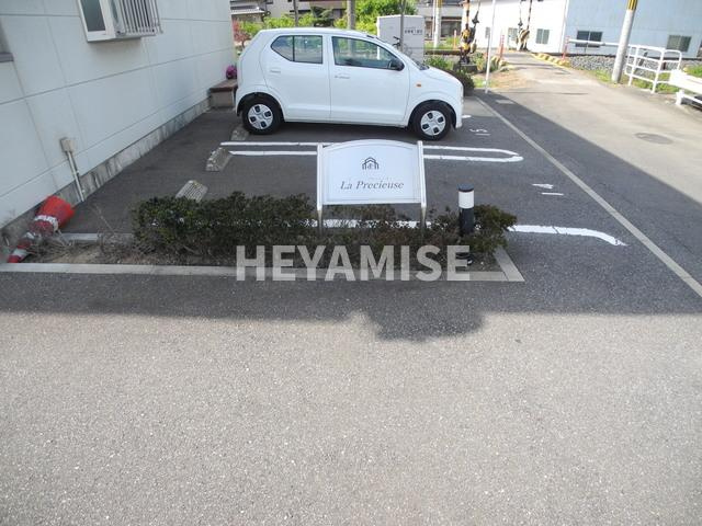 LA　PRECIEUSEの駐車場