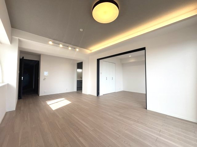 フォーラスタワー所沢の居間・リビング|間接照明なおしゃれなリビングです。角部屋で陽当り良好
