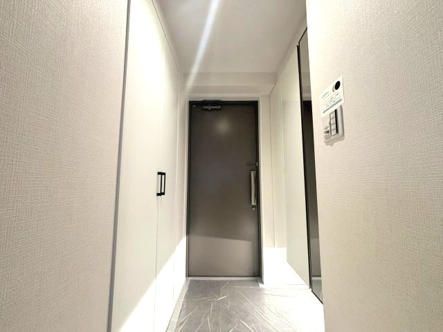 フォーラスタワー所沢の玄関|玄関です。足元を照らすライトがおしゃれです。両側に収納