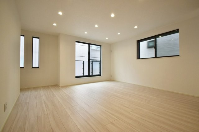 北区田端6丁目　新築戸建の居間・リビング|2階リビングは外からの視線が気にならない、寛ぎのプライベート空間！

現地ご見学希望・資料請求などお気軽にお問い合わせ下さい！
03-5990-5201