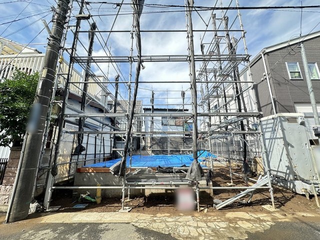 【外観】 | 朝霞市三原2丁目　新築一戸建住宅　全1棟　(丸井志木店) | 現地（2026年6月）撮影／カースペース1台分を確保した新築住宅。