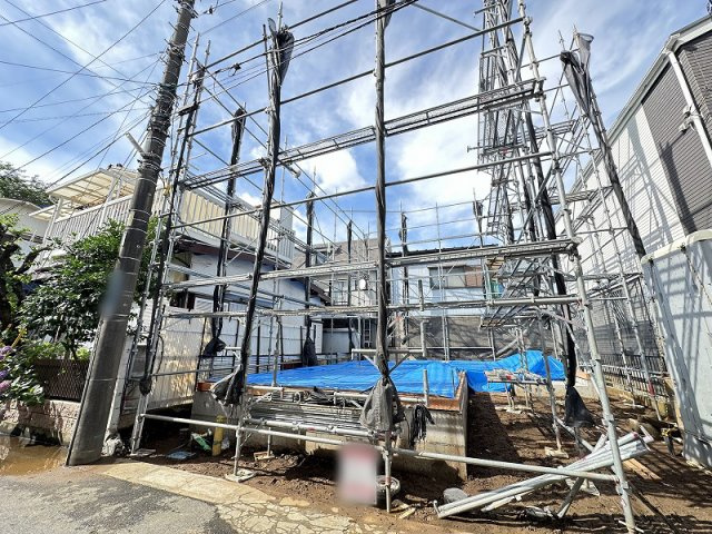 【外観】 | 朝霞市三原2丁目　新築一戸建住宅　全1棟　(丸井志木店) | 現地（2026年6月）撮影／折り上げ天井を採用した開放感のあるLDK。下がり天井が空間のアクセントとなる対面キッチン。