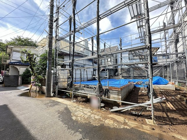 【前面道路含む現地写真】 | 朝霞市三原2丁目　新築一戸建住宅　全1棟　(丸井志木店) | 現地（2026年6月）撮影／家族が自然と集まる、明るく開放的なリビング。