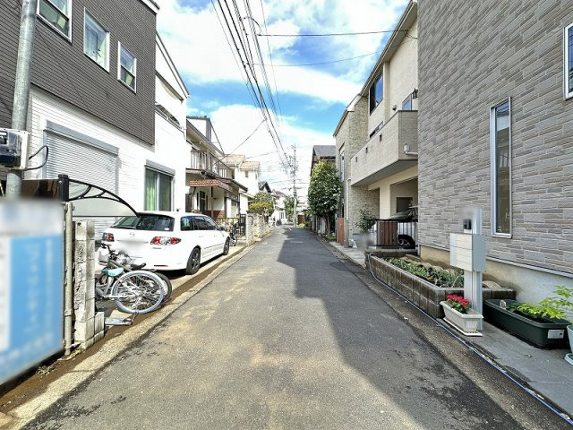 【前面道路含む現地写真】 | 朝霞市三原2丁目　新築一戸建住宅　全1棟　(丸井志木店) | 現地（2026年6月）撮影／サミットストア朝霞台店まで徒歩10分。毎日のお買い物に便利です。