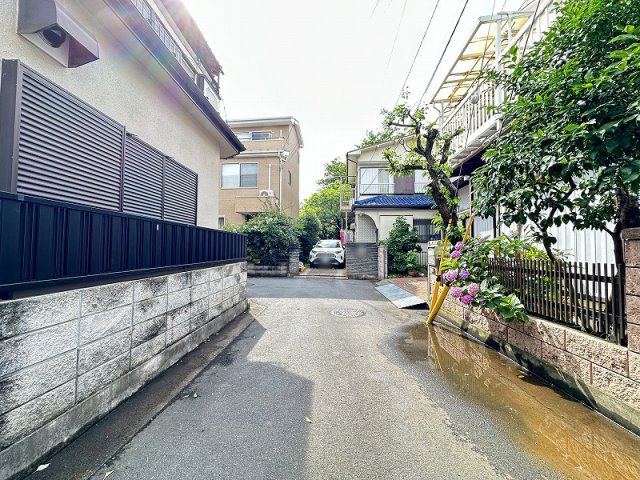 【前面道路含む現地写真】 | 朝霞市三原2丁目　新築一戸建住宅　全1棟　(丸井志木店) | 現地（2026年6月）撮影／朝霞市立第五小学校まで徒歩10分。お子さまの通学も安心です。