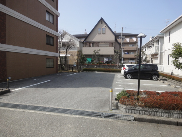 エスペランサ宝塚弐番館の駐車場