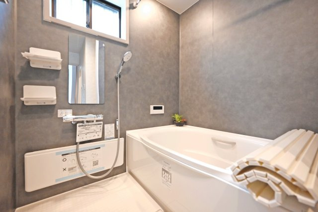 尼崎市東難波町4丁目中古戸建│4LDK+駐車2台可(制限有)の浴室|浴室乾燥機完備です。毎日の洗濯物が出る家庭や、日中は仕事などで外出していて留守にすることが多い人でも安心してお洗濯ができますね。