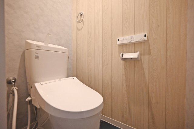 尼崎市東難波町4丁目中古戸建│4LDK+駐車2台可(制限有)のトイレ|ウォシュレットトイレです。
リフォームの際に新調済です。