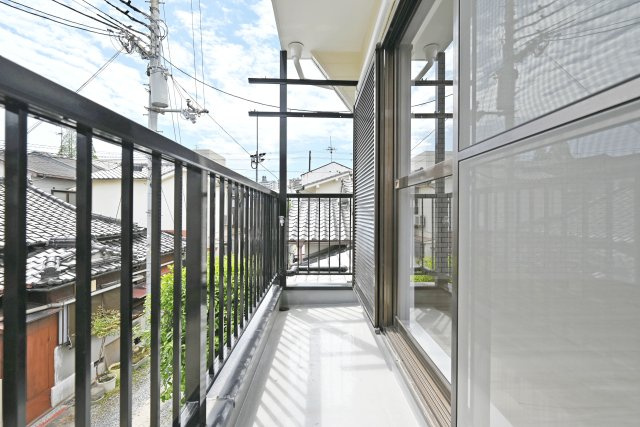 尼崎市東難波町4丁目中古戸建│4LDK+駐車2台可(制限有)のバルコニー|2階バルコニー
東向きのバルコニーからは明るい朝日を感じることができ気持ちの良い一日をスタートできるのは嬉しいポイントです。