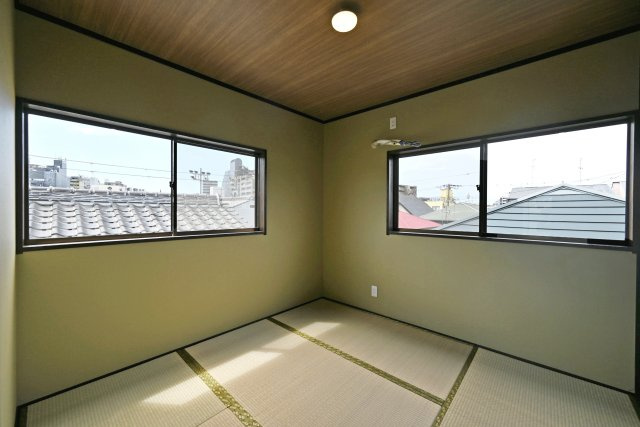 尼崎市東難波町4丁目中古戸建│4LDK+駐車2台可(制限有)の和室|-3階和室4.5帖-
2面採光のため明るいお部屋です。
