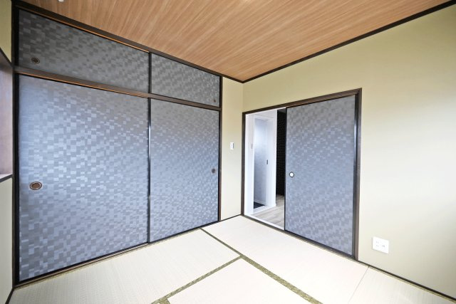 尼崎市東難波町4丁目中古戸建│4LDK+駐車2台可(制限有)の和室|-3階和室4.5帖-
和室には押入れがございます。幅・奥行きともたっぷりあり、収納スペースが広いので季節家電や、ご家族分の衣類や物を収納可能です。
