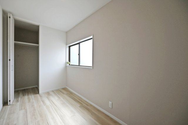 尼崎市東難波町4丁目中古戸建│4LDK+駐車2台可(制限有)の洋室|-3階洋室4.0帖-
広さは少しコンパクトですが、窓を設けていますので閉塞感は感じない印象に。衣裳部屋や物置としても使い勝手が良さそうです。