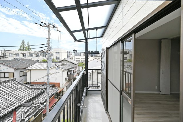 尼崎市東難波町4丁目中古戸建│4LDK+駐車2台可(制限有)のバルコニー|3階バルコニー
バルコニーは2階と3階の2か所ある為、洗濯物ものが多い日でもラクラク干すことができます。