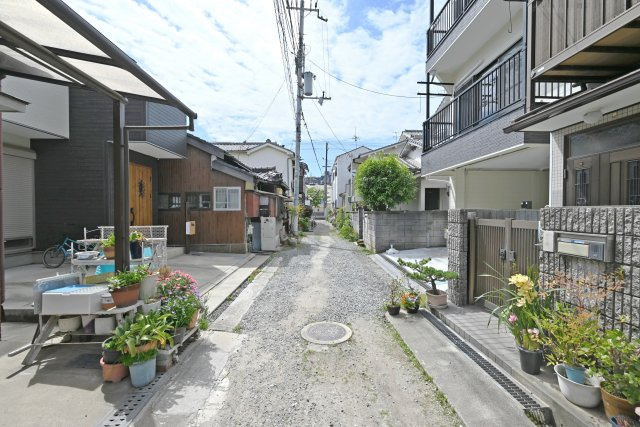 尼崎市東難波町4丁目中古戸建│4LDK+駐車2台可(制限有)の前面道路含む現地写真|前面道路は東側約4.0ｍ私道です。