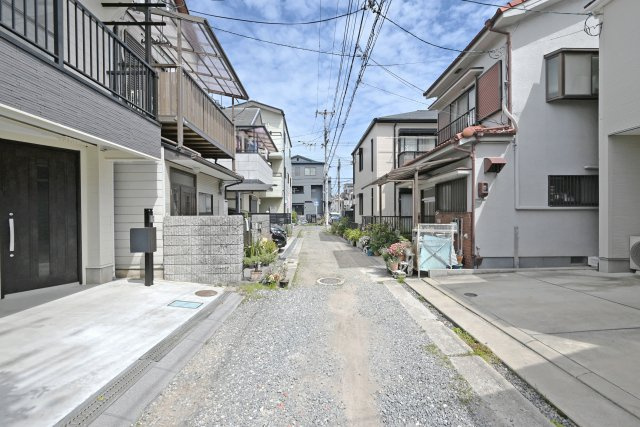 尼崎市東難波町4丁目中古戸建│4LDK+駐車2台可(制限有)の前面道路含む現地写真|前面道路は東側約4.0ｍ私道です。