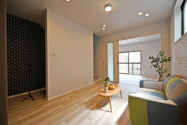 尼崎市東難波町4丁目中古戸建│4LDK+駐車2台可(制限有)の居間・リビング|LDKには洋室が隣接していますので合わせて活用すればより広々空間に。