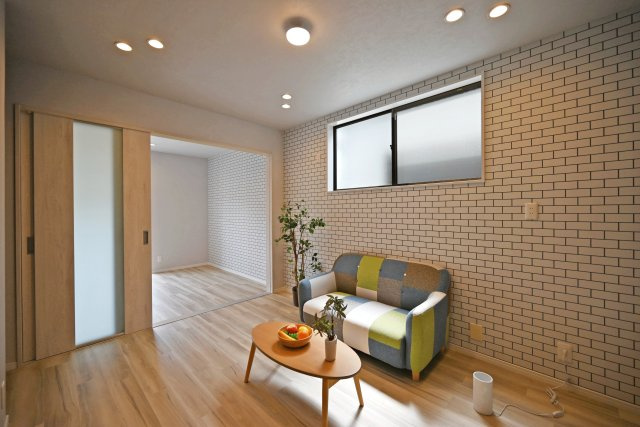 尼崎市東難波町4丁目中古戸建│4LDK+駐車2台可(制限有)の居間・リビング|LDKには洋室が隣接していますので合わせて活用すればより広々空間に。