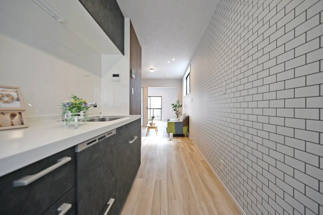 尼崎市東難波町4丁目中古戸建│4LDK+駐車2台可(制限有)のキッチン|収納はキッチン下だけではなく上部にも吊戸棚を設けていますので、たまりがちなキッチン用品や食品のストックなどもしっかりと収納できます。