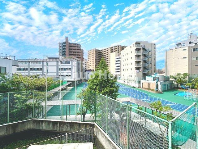 ダイアパレス三河島の展望|手を伸ばせば、ふれることが出来そうな環境が、そのままインテリアになったような印象です。その豊かな眺望にふさわしい空間には、通風・採光にも優れ、心地よい光と風があふれています