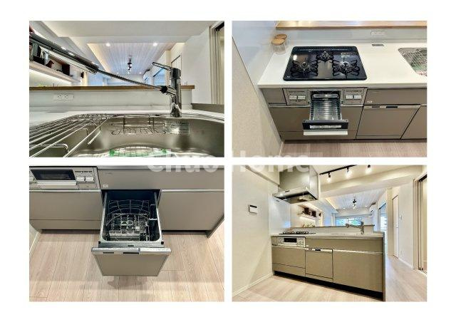 ダイアパレス三河島のキッチン|【システムキッチン】ワイドで収納豊富な使い勝手の良いカウンターキッチンには、食洗器・伸縮タイプのキッチン水栓、三ツ口コンロ・魚焼きグリルなどの便利な設備が標準完備されています。