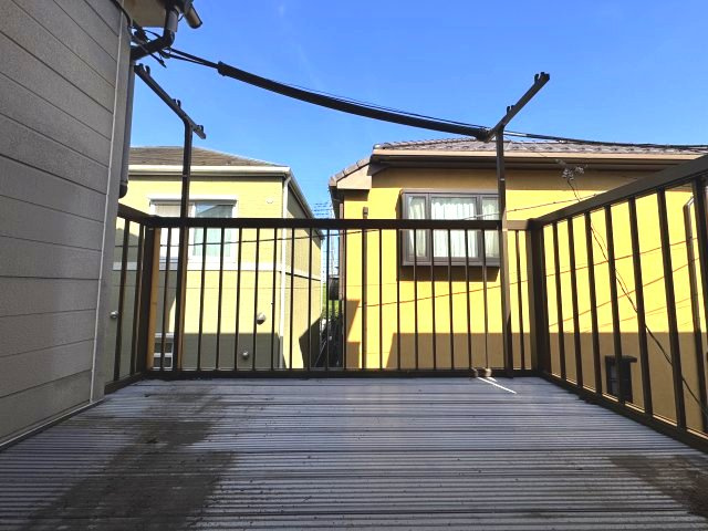江戸川区興宮町売戸建のバルコニー|暖かな日差しのふりそそぐ広々バルコニー