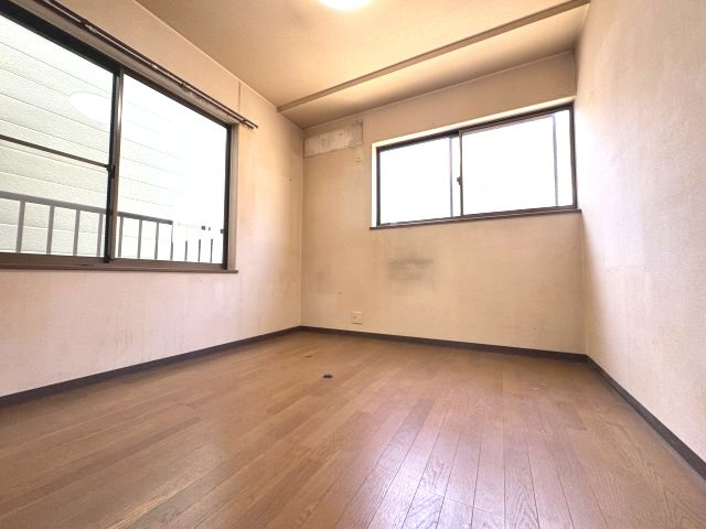 江戸川区興宮町売戸建の洋室|ゆったりした洋室です。