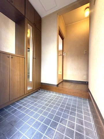 江戸川区興宮町売戸建の玄関|落ち着きのある玄関です。