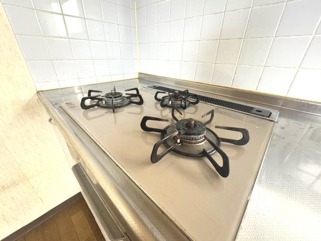 江戸川区興宮町売戸建のキッチン|【３口ガスコンロ】