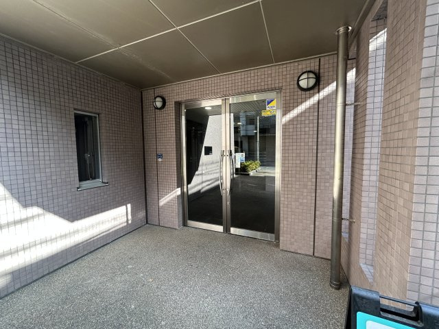 インプルーブ三宮イーストのエントランス