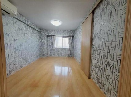 【LDK25帖の開放感】高知市朝倉西町2丁目アーネスト針木　中古マンションの洋室|落ち着いたアクセントクロスが印象的。寝室や子供部屋に☆