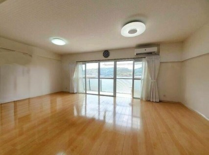【LDK25帖の開放感】高知市朝倉西町2丁目アーネスト針木　中古マンションの居間・リビング|太陽光が降り注ぐ明るいLDK。開放感あふれる住空間
