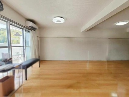 【LDK25帖の開放感】高知市朝倉西町2丁目アーネスト針木　中古マンションの居間・リビング|木のぬくもりを感じるフローリング。大きな窓があり通風良好です♪