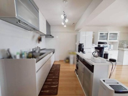 【LDK25帖の開放感】高知市朝倉西町2丁目アーネスト針木　中古マンションのキッチン|お部屋を広く使える壁付け型キッチン。動線もコンパクト！