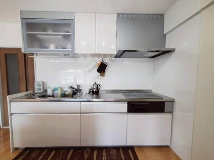 【LDK25帖の開放感】高知市朝倉西町2丁目アーネスト針木　中古マンションのキッチン|上下に収納を完備。調理スペースも確保されており、料理が捗ります◎