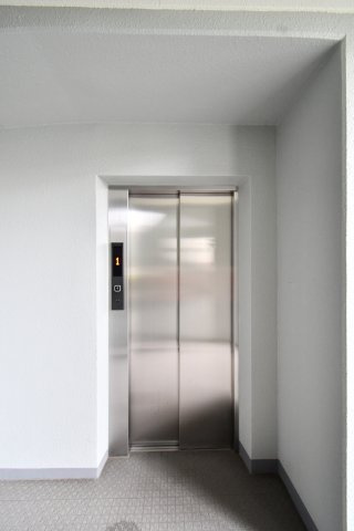 ヴァンベール上尾Ⅱのその他共用部分|重い荷物がある日や、小さなお子様連れのお出かけに欠かせないエレベーター。共用部は隅々まで清掃が行き届いており、日々の移動をスムーズかつ快適にサポートする、安心の設備です。