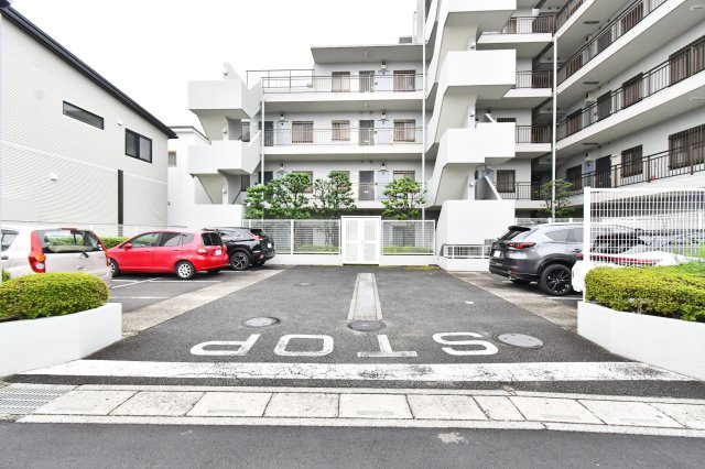ヴァンベール上尾Ⅱの駐車場|敷地内には、出し入れのしやすい平置き駐車場。前面道路からのアプローチもスムーズで、日々のお買い物や休日のお出かけにも大変便利です。空き状況についてはお気軽にお問合せください。