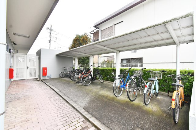ヴァンベール上尾Ⅱの駐輪場|駐輪場は屋根付きで大切な自転車を雨風から守ります。整理整頓されたスペースは出し入れもスムーズで、日々の通勤や通学、お買い物など、自転車を利用されるアクティブな生活を支える心強い設備です。