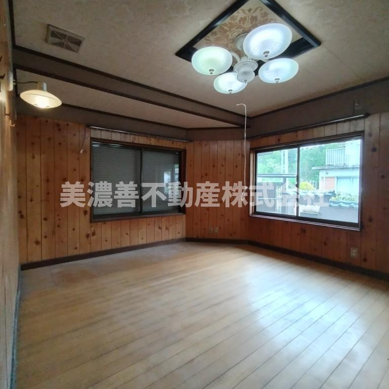 ６００１７　岐阜市大洞桐が丘中古戸建の洋室