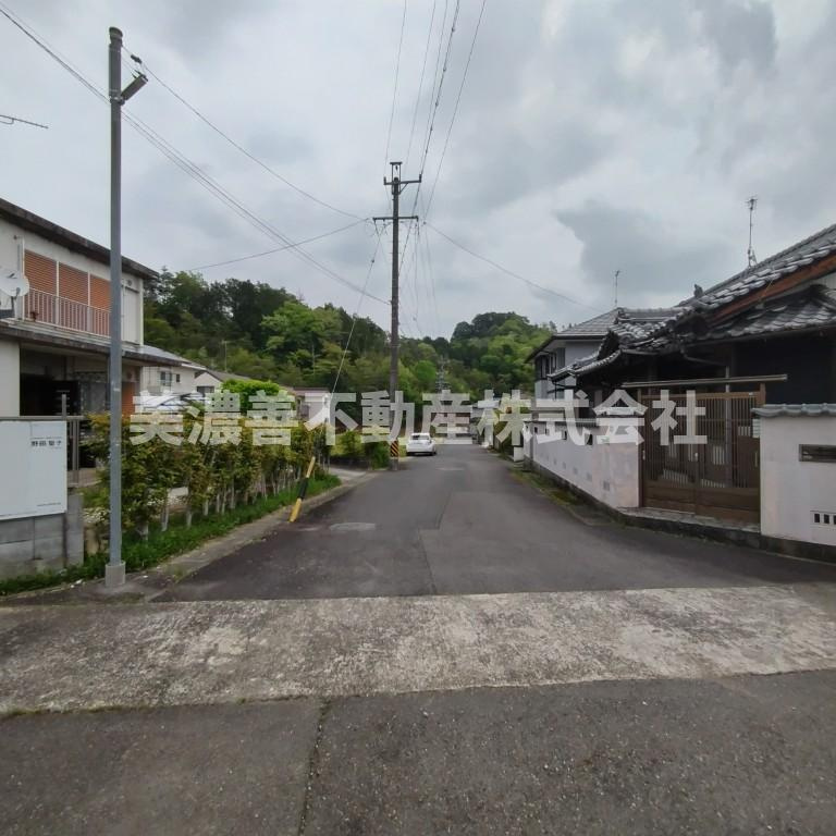６００１７　岐阜市大洞桐が丘中古戸建の前面道路含む現地写真