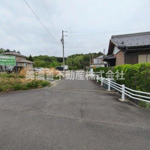 ６００１７　岐阜市大洞桐が丘中古戸建の前面道路含む現地写真