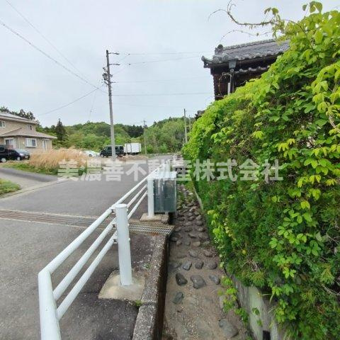 ６００１７　岐阜市大洞桐が丘中古戸建の前面道路含む現地写真