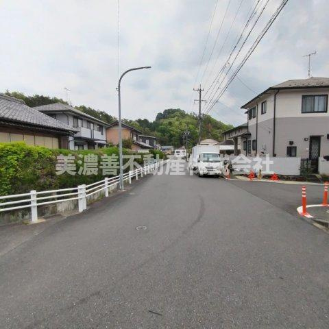 ６００１７　岐阜市大洞桐が丘中古戸建の前面道路含む現地写真